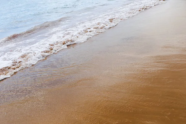 Areia molhada praia fundo e água do mar — Fotografia de Stock