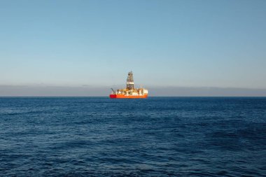 Offshore petrol ve gaz drillship, mavi okyanus arka plan