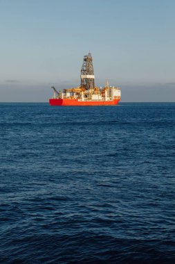 Offshore petrol ve gaz drillship, mavi okyanus arka plan