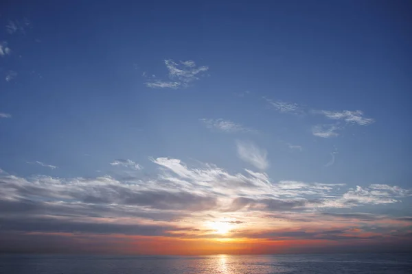 Nascer do sol na paisagem marinha do oceano com reflexão — Fotografia de Stock