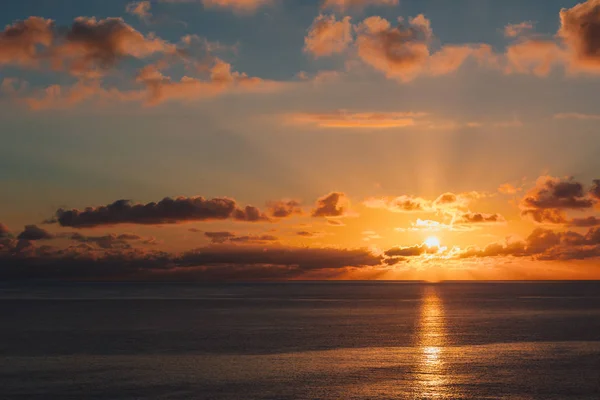 Nascer do sol na paisagem marinha do oceano com reflexão — Fotografia de Stock