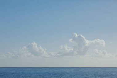 bulutlar gökyüzü ve mavi Denizi, minimalizm doğa arka plan üzerinde