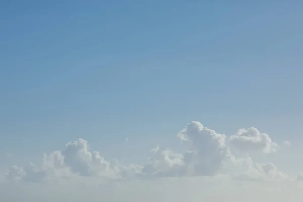晴れた日に、ミニマリズム、自然の背景に青い空の雲 — ストック写真
