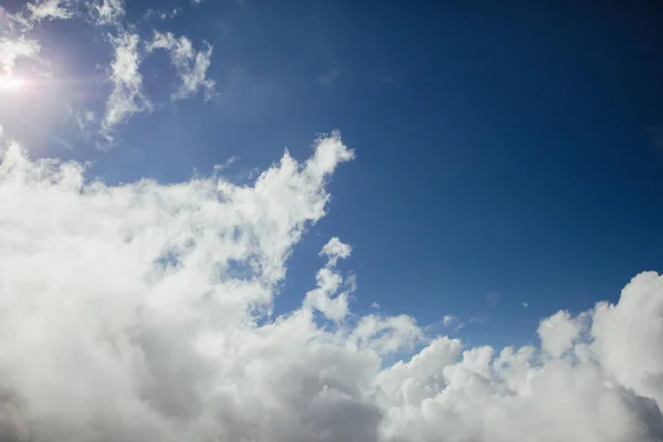 Nubes en el cielo azul en el día soleado, minimalismo naturaleza fondo — Foto de Stock