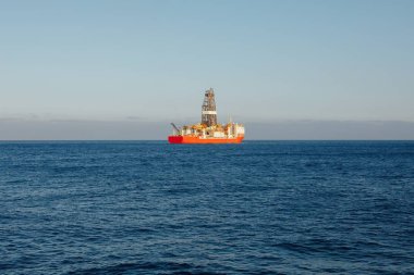 Offshore petrol ve gaz drillship, mavi okyanus arka plan