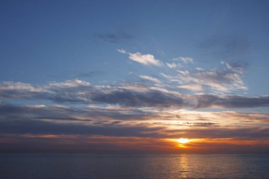 okyanus deniz manzarası yansıması ile güneş doğarken