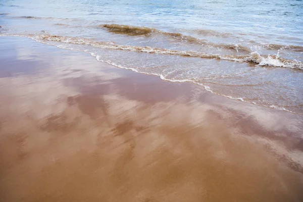 Arena mojada playa fondo y agua de mar —  Fotos de Stock