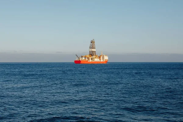 Offshore petrol ve gaz drillship, mavi okyanus arka plan