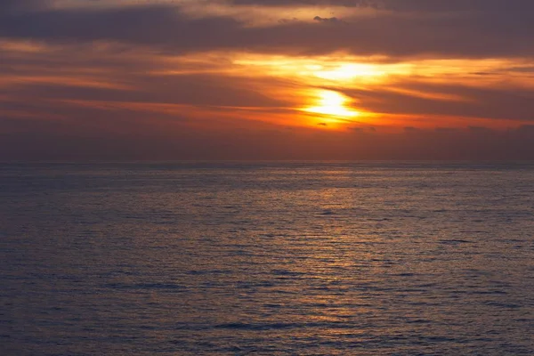 Okyanus deniz manzarası yansıması ile güneş doğarken — Stok fotoğraf