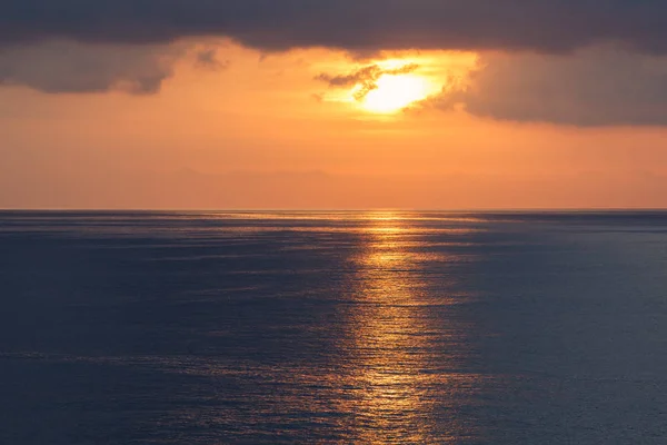 Nascer do sol na paisagem marinha do oceano com reflexão — Fotografia de Stock