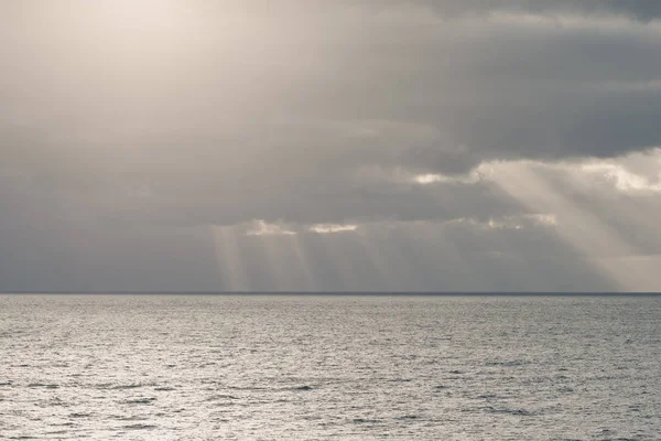 Cielo nublado con rayos de sol en mar abierto —  Fotos de Stock