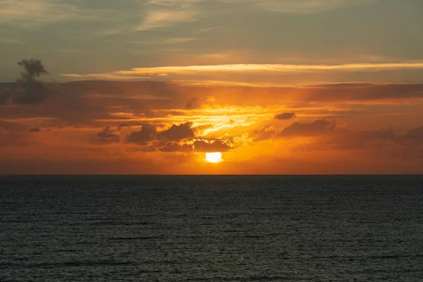 Pôr-do-sol na paisagem marinha do oceano com nuvens — Fotografia de Stock
