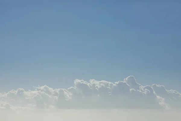Mraky na modré obloze za slunečného dne, minimalismus přírodní pozadí — Stock fotografie