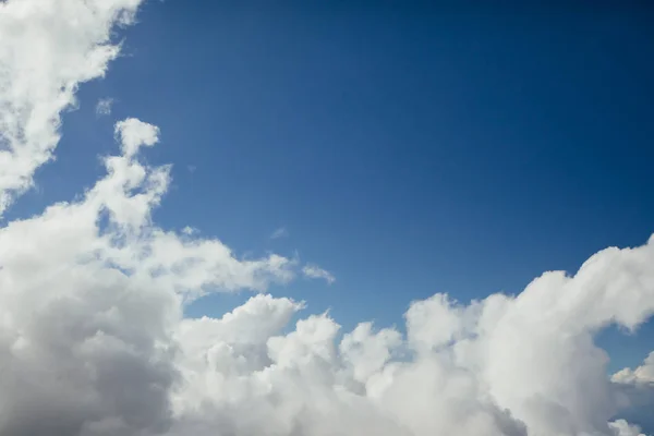 Nubes en el cielo azul en el día soleado, minimalismo naturaleza fondo —  Fotos de Stock