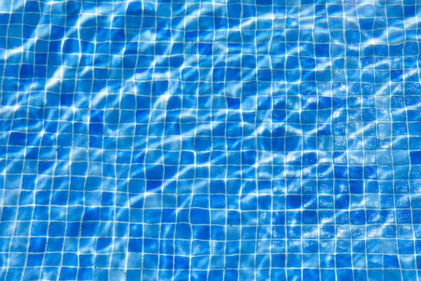 Vatten ripples i poolen, blå bakgrund — Stockfoto