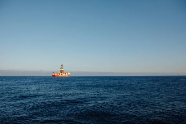 Offshore oil and gas drillship, blue ocean background — Stock Photo, Image