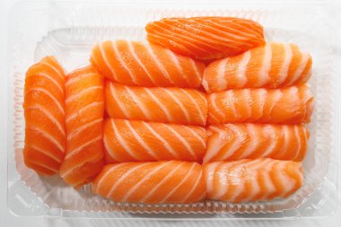 plastik bir kutu konteyner içinde sashimi suşi seti