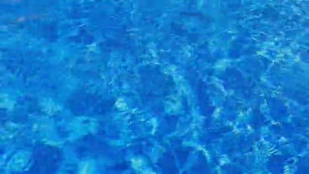 ondulations d'eau dans la piscine, fond bleu 
