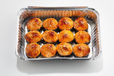 bir folyo kutu konteyner pişmiş suşi rulo