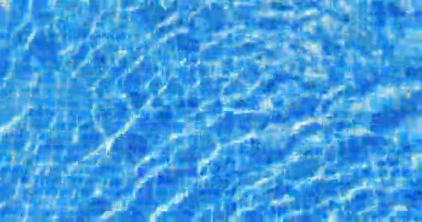 スイミングプールの水の波紋 青いタイルの背景 4Kループ対応 — ストック動画