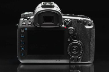 siyah arka plan üzerinde DSLR fotoğraf kamera gövdesi