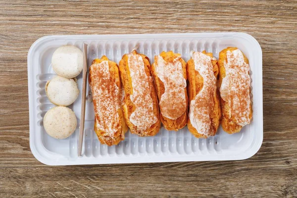 Eclairs pastry dalam kotak plastik, tilikan atas — Stok Foto