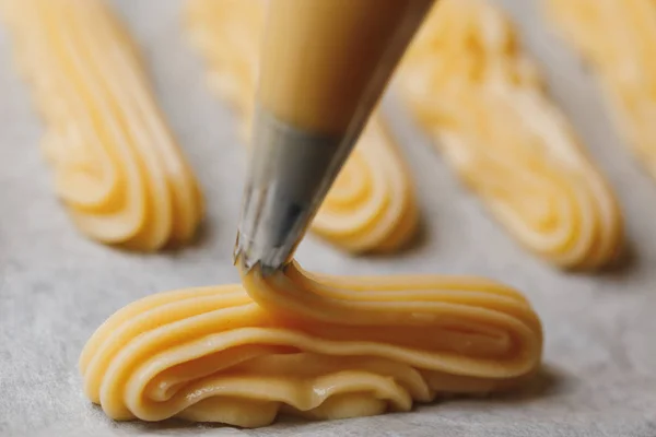 Pasteles choux crudos en la bandeja para hornear — Foto de Stock