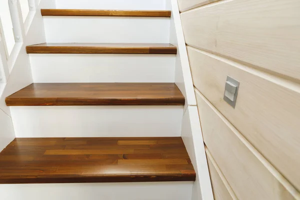 Escadas de madeira em casa, vista close-up — Fotografia de Stock
