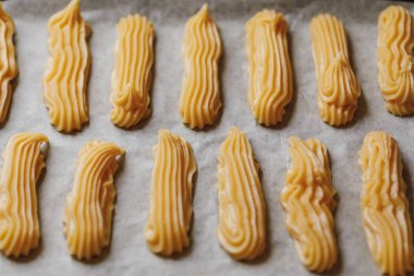 fırın tepsisinde ham Eclairs choux pasta
