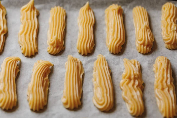 Massa de choux de eclairs crus na assadeira — Fotografia de Stock