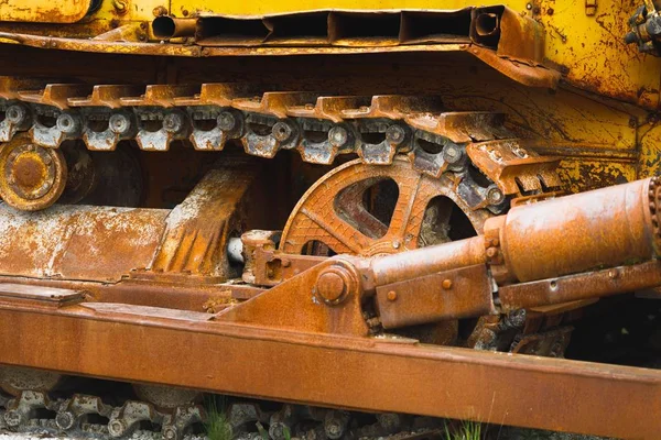 Roestige rups van oude bulldozer, close-up weergeven — Stockfoto
