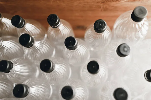 Botellas de plástico transparente abstracto, vista de cerca — Foto de Stock