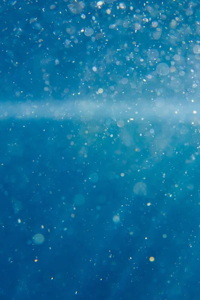 Fundo subaquático azul ensolarado com partículas — Fotografia de Stock