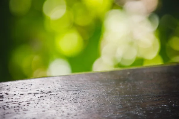 Base en bois et vert nature fond bokeh — Photo