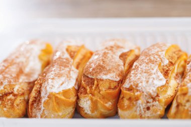 plastik tepside eclairs pasta, yakın çekim görünümü
