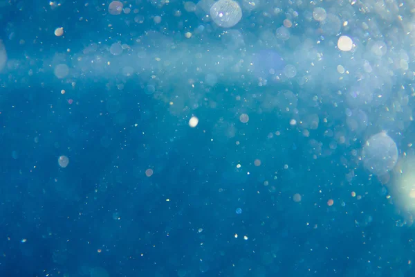 Soleggiato sfondo blu subacqueo con particelle — Foto Stock