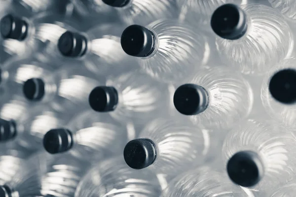 Bottiglie astratte di plastica trasparente, vista da vicino — Foto Stock