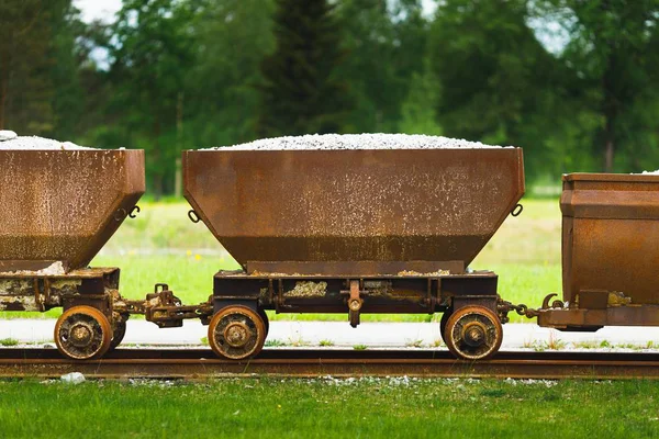 Oude roestige wagen vol leisteen — Stockfoto