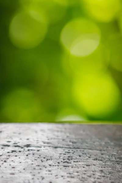 Dasar kayu dan latar belakang bokeh alam hijau — Stok Foto