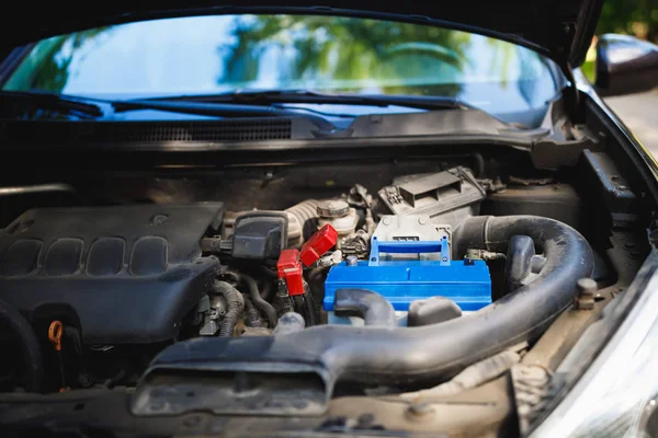 Substituição de bateria elétrica automotiva nova do chumbo-ácido no carro velho — Fotografia de Stock