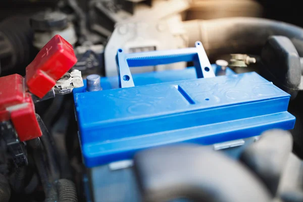 Ny bly-syra Automotive batteribyte i gamla bil — Stockfoto