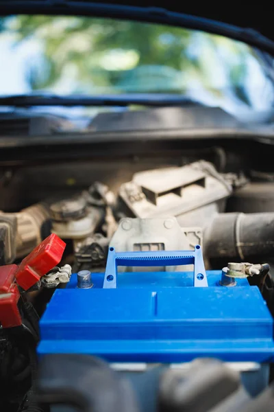 Substituição de bateria elétrica automotiva nova do chumbo-ácido no carro velho — Fotografia de Stock