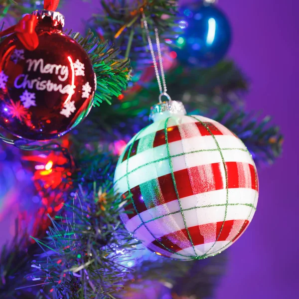 Kerstboom rood en wit gestreepte bal decoratie, close-up weergeven — Stockfoto