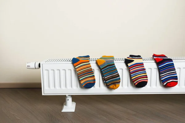 Calcetines de colores se están secando en el radiador — Foto de Stock