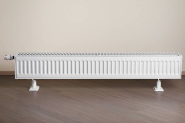 oturma odasında termostatik knob ile ısıtma radyatör