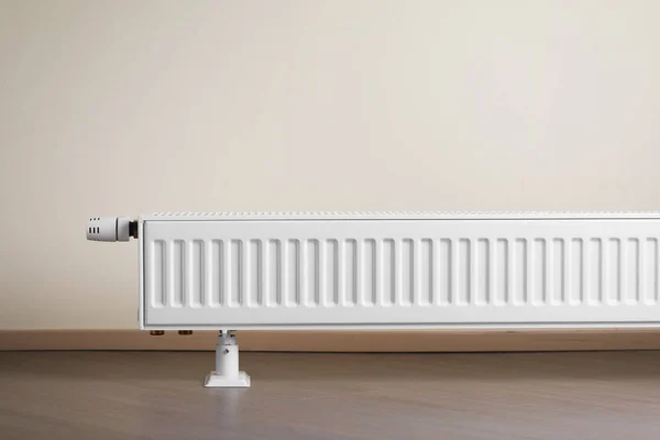 Heating radiator with thermostatic knob in the living room — Stock Photo, Image