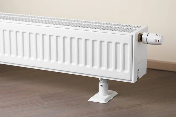 Radiador de aquecimento com botão termostático na sala de estar — Fotografia de Stock