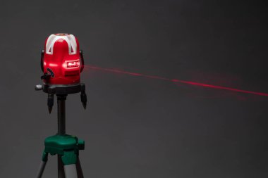 lazer seviyesi aracı kırmızı ışık ışını, gri arka plan