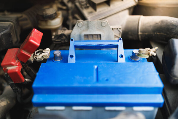 новая замена свинцово-кислотных автомобильных электрических аккумуляторов в старой машине
