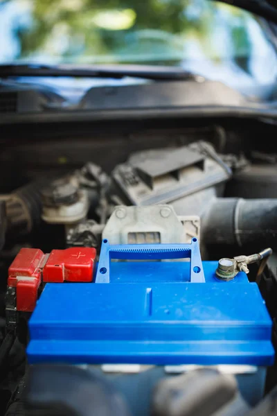 Substituição de bateria elétrica automotiva nova do chumbo-ácido no carro velho — Fotografia de Stock